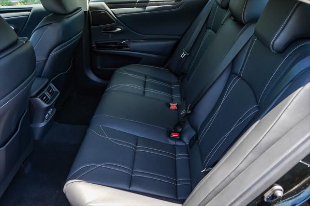2025 Lexus ES 300h Luxury