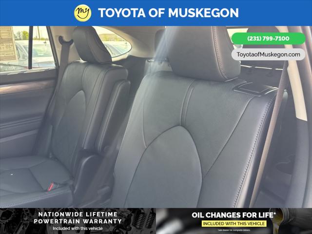 2025 Toyota Highlander Hybrid Platinum