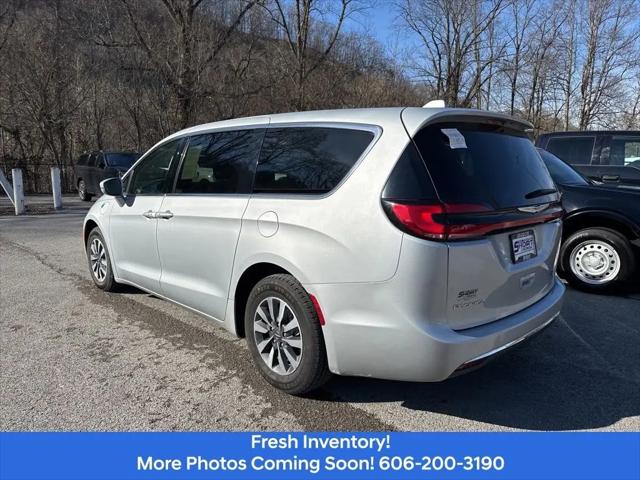 2022 Chrysler Pacifica Hybrid Touring L