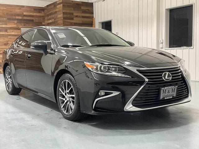 2016 Lexus ES 350 Luxury Sedan V6 / Heated Cooled Seats/ 63K MILES