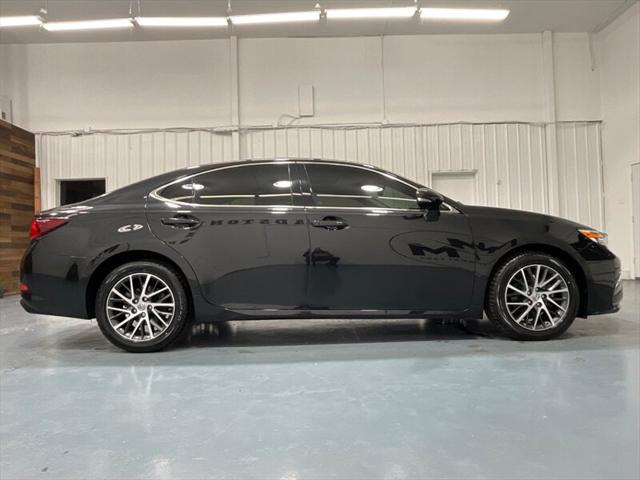 2016 Lexus ES 350 Luxury Sedan V6 / Heated Cooled Seats/ 63K MILES