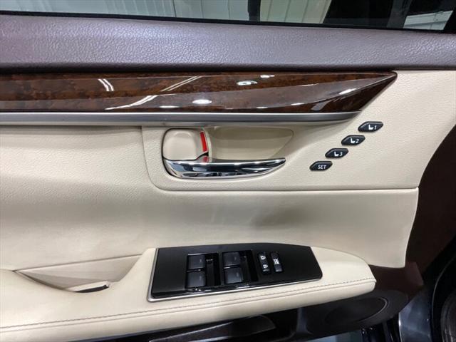 2016 Lexus ES 350 Luxury Sedan V6 / Heated Cooled Seats/ 63K MILES