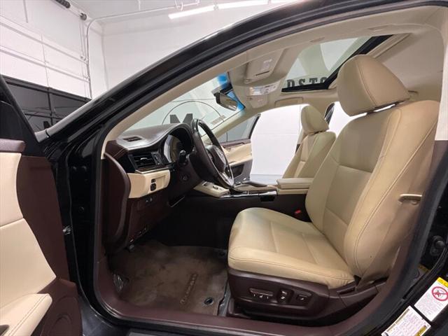 2016 Lexus ES 350 Luxury Sedan V6 / Heated Cooled Seats/ 63K MILES