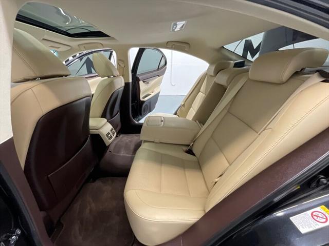 2016 Lexus ES 350 Luxury Sedan V6 / Heated Cooled Seats/ 63K MILES