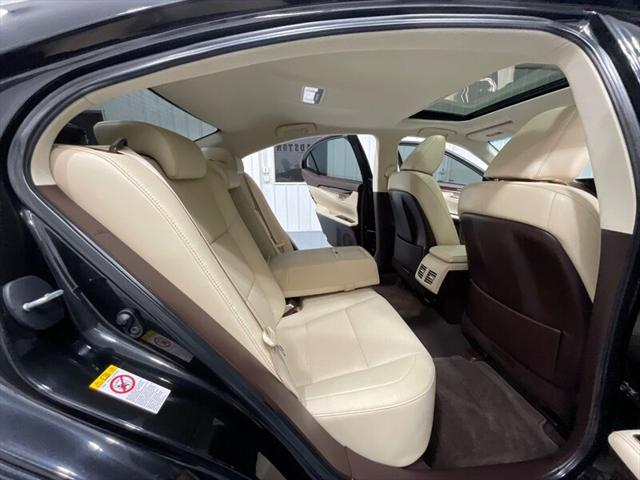 2016 Lexus ES 350 Luxury Sedan V6 / Heated Cooled Seats/ 63K MILES