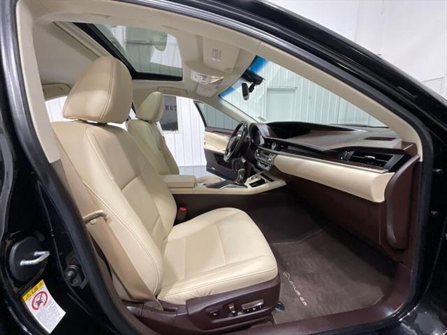 2016 Lexus ES 350 Luxury Sedan V6 / Heated Cooled Seats/ 63K MILES