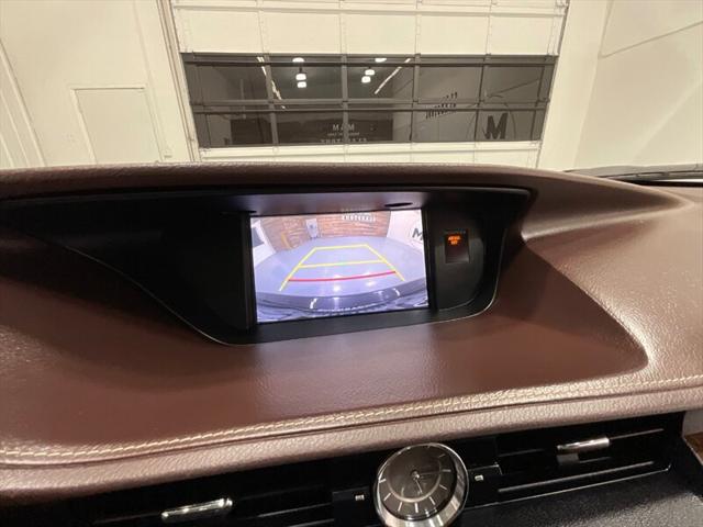 2016 Lexus ES 350 Luxury Sedan V6 / Heated Cooled Seats/ 63K MILES