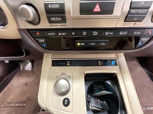 2016 Lexus ES 350 Luxury Sedan V6 / Heated Cooled Seats/ 63K MILES