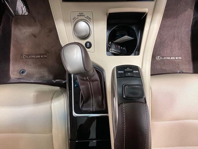 2016 Lexus ES 350 Luxury Sedan V6 / Heated Cooled Seats/ 63K MILES