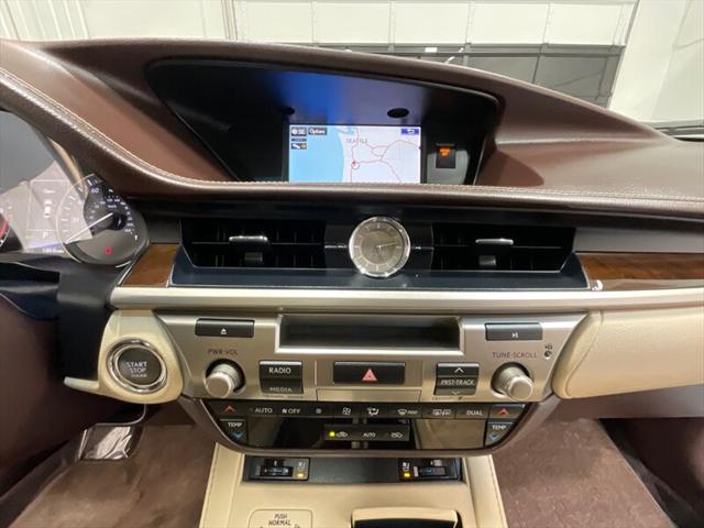 2016 Lexus ES 350 Luxury Sedan V6 / Heated Cooled Seats/ 63K MILES