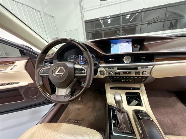 2016 Lexus ES 350 Luxury Sedan V6 / Heated Cooled Seats/ 63K MILES