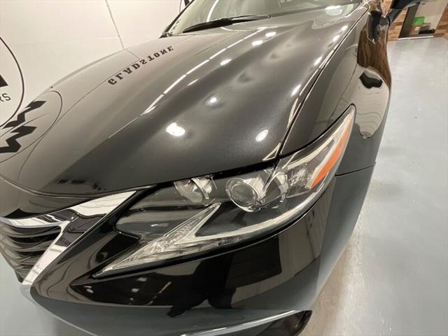 2016 Lexus ES 350 Luxury Sedan V6 / Heated Cooled Seats/ 63K MILES