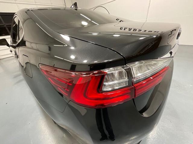 2016 Lexus ES 350 Luxury Sedan V6 / Heated Cooled Seats/ 63K MILES