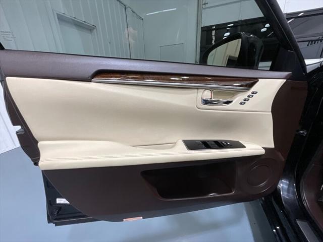 2016 Lexus ES 350 Luxury Sedan V6 / Heated Cooled Seats/ 63K MILES