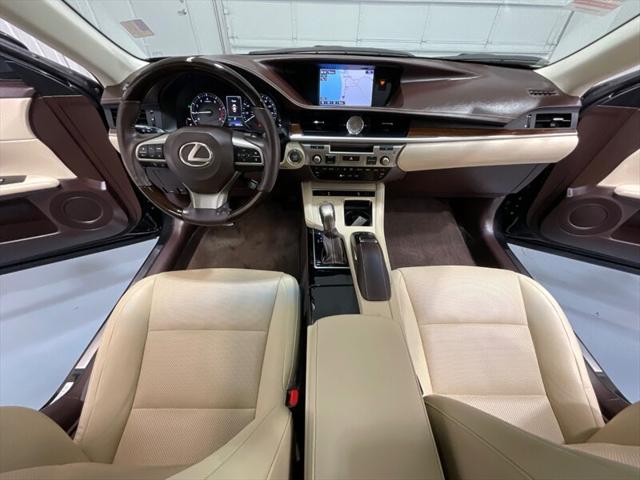 2016 Lexus ES 350 Luxury Sedan V6 / Heated Cooled Seats/ 63K MILES