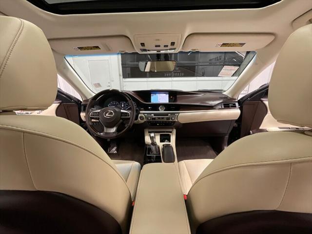 2016 Lexus ES 350 Luxury Sedan V6 / Heated Cooled Seats/ 63K MILES