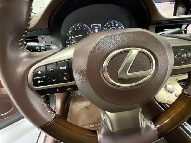 2016 Lexus ES 350 Luxury Sedan V6 / Heated Cooled Seats/ 63K MILES