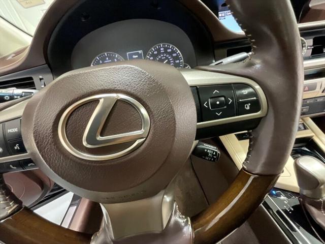 2016 Lexus ES 350 Luxury Sedan V6 / Heated Cooled Seats/ 63K MILES