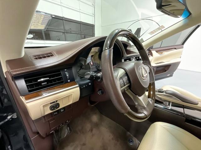 2016 Lexus ES 350 Luxury Sedan V6 / Heated Cooled Seats/ 63K MILES