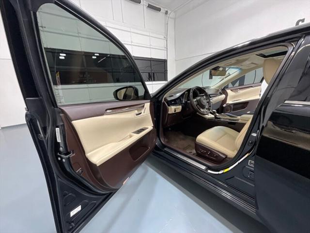 2016 Lexus ES 350 Luxury Sedan V6 / Heated Cooled Seats/ 63K MILES