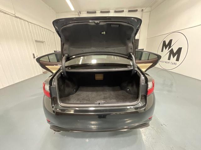 2016 Lexus ES 350 Luxury Sedan V6 / Heated Cooled Seats/ 63K MILES