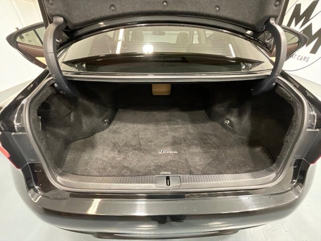 2016 Lexus ES 350 Luxury Sedan V6 / Heated Cooled Seats/ 63K MILES