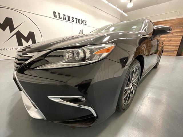 2016 Lexus ES 350 Luxury Sedan V6 / Heated Cooled Seats/ 63K MILES