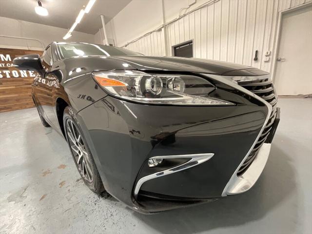 2016 Lexus ES 350 Luxury Sedan V6 / Heated Cooled Seats/ 63K MILES