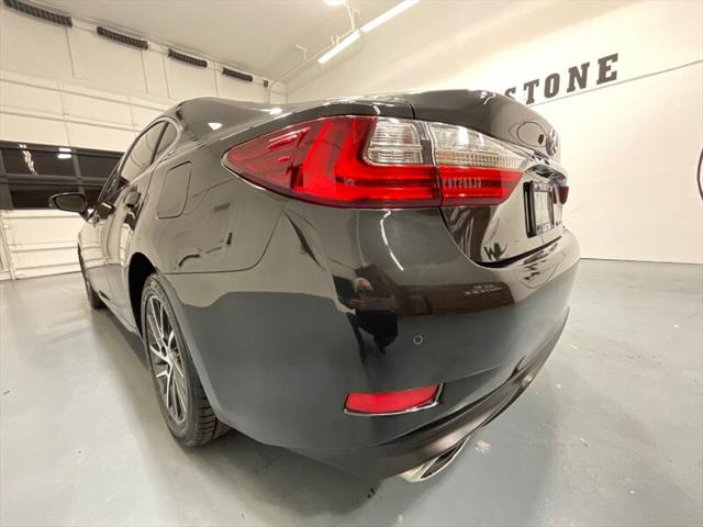 2016 Lexus ES 350 Luxury Sedan V6 / Heated Cooled Seats/ 63K MILES