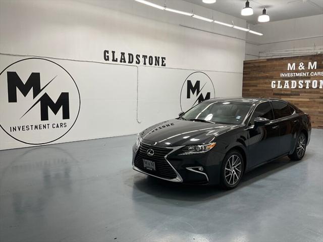 2016 Lexus ES 350 Luxury Sedan V6 / Heated Cooled Seats/ 63K MILES
