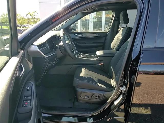 2025 Jeep Grand Cherokee Laredo X 4x4