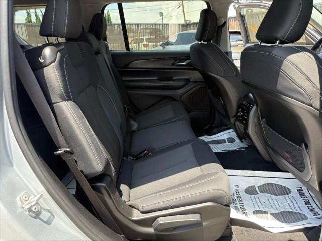 2023 Jeep Grand Cherokee L Laredo 4x4