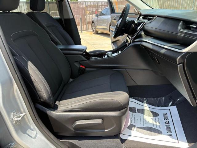 2023 Jeep Grand Cherokee L Laredo 4x4