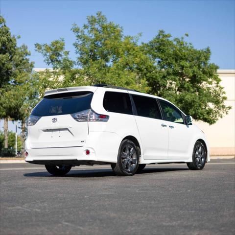 2015 Toyota Sienna SE 8 Passenger
