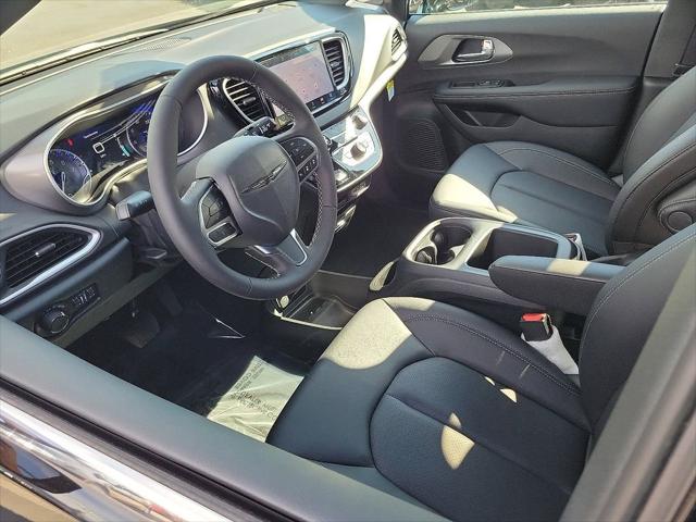 2025 Chrysler Voyager VOYAGER LX