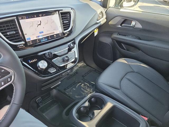 2025 Chrysler Voyager LX