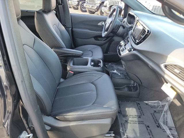 2025 Chrysler Voyager LX