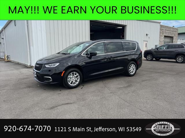 2025 Chrysler Pacifica Select for sale in Jefferson, WI