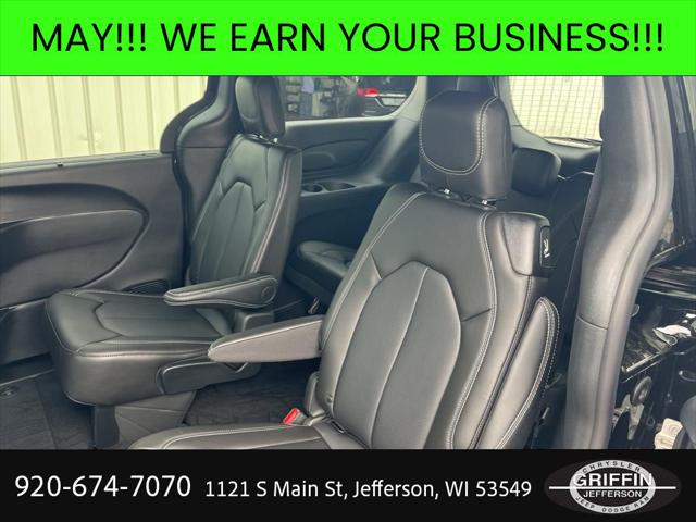 2025 Chrysler Pacifica Select