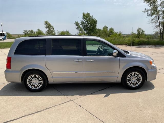 2015 Chrysler Town & Country Touring-L