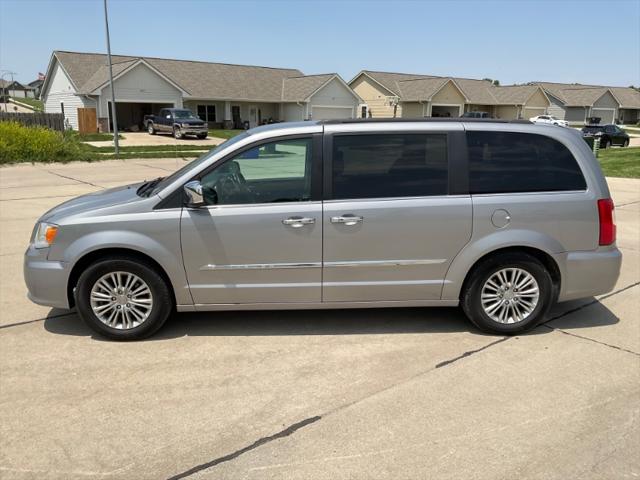 2015 Chrysler Town & Country Touring-L