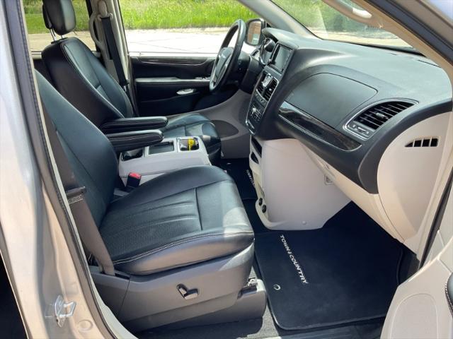 2015 Chrysler Town & Country Touring-L
