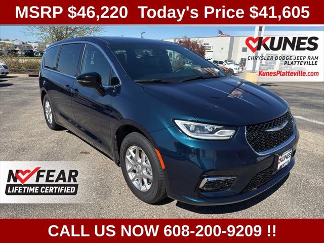 2025 Chrysler Pacifica Select for sale in Platteville, WI