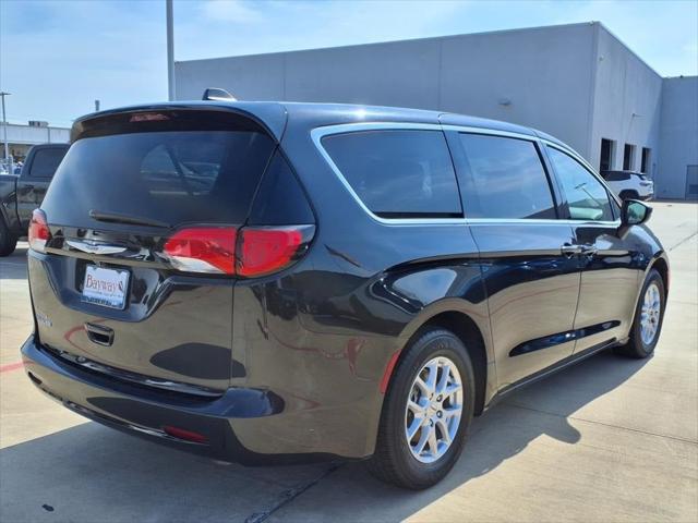 2022 Chrysler Voyager LX