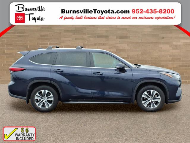 Used 2022 Toyota Highlander XLE with VIN 5TDGZRBH7NS566320 for sale in Burnsville, Minnesota