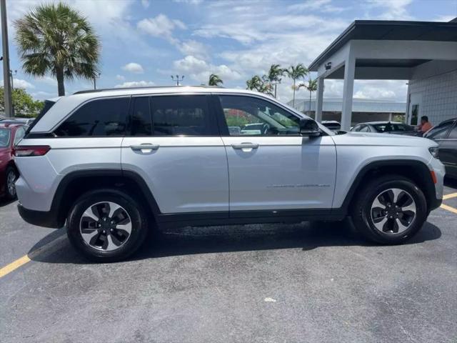 2023 Jeep Grand Cherokee Base