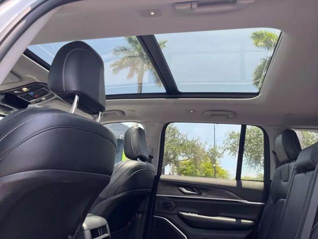 2023 Jeep Grand Cherokee Base