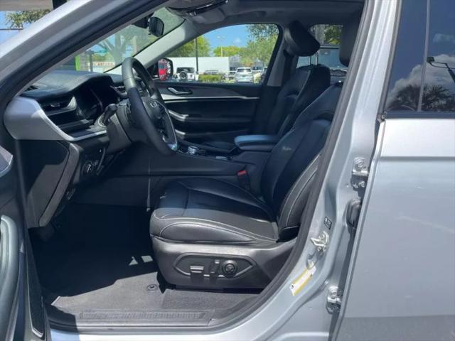 2023 Jeep Grand Cherokee Base