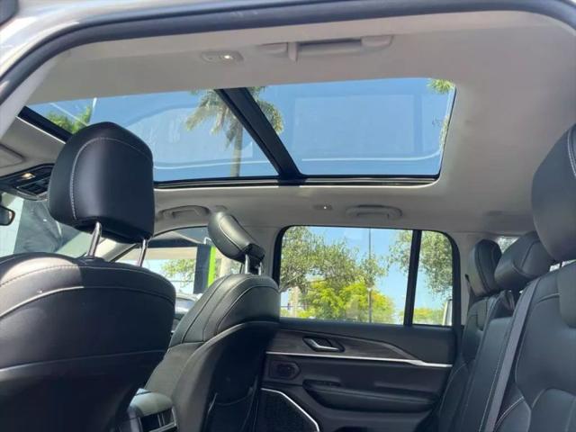 2023 Jeep Grand Cherokee Base