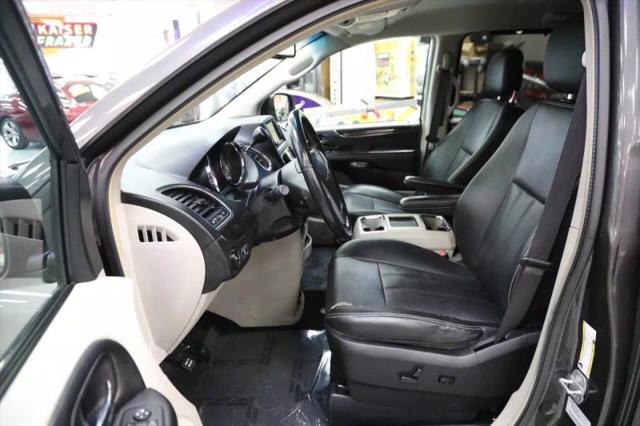 2016 Chrysler Town & Country Touring